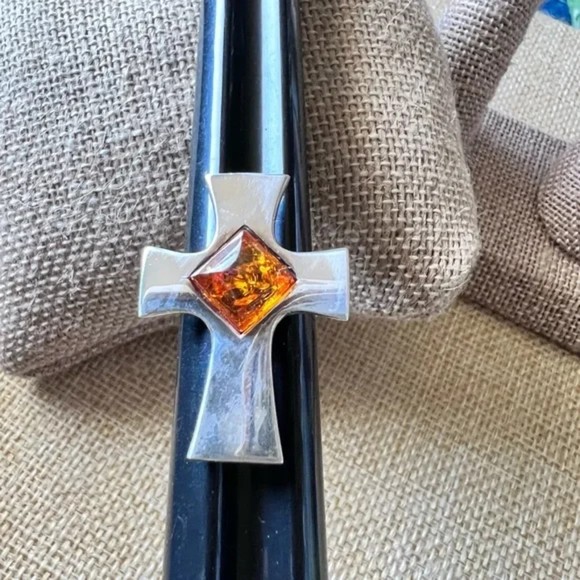 925 & Amber Baltic Cross Ring Size 5 3/4 - Picture 4 of 9